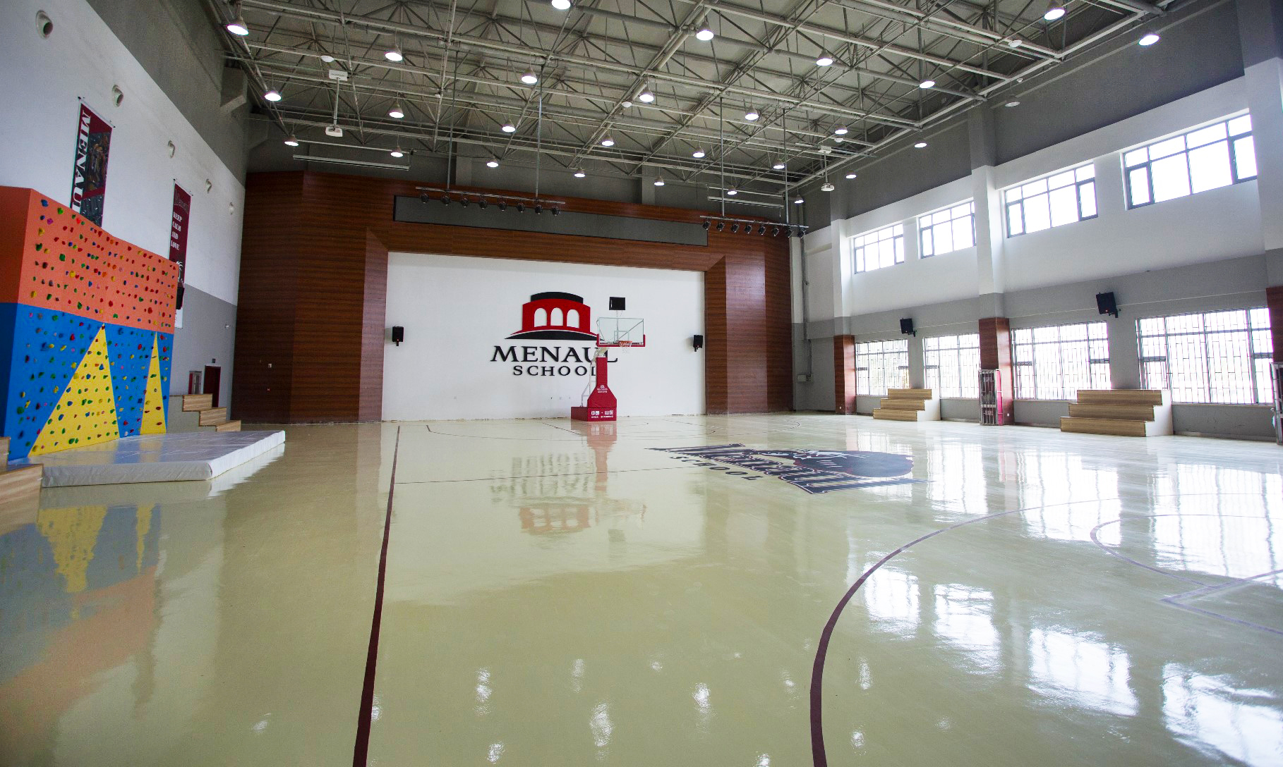 青岛盟诺国际学校室内篮球场