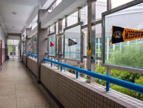 平湖中学圣玛丽国际部教学楼走廊