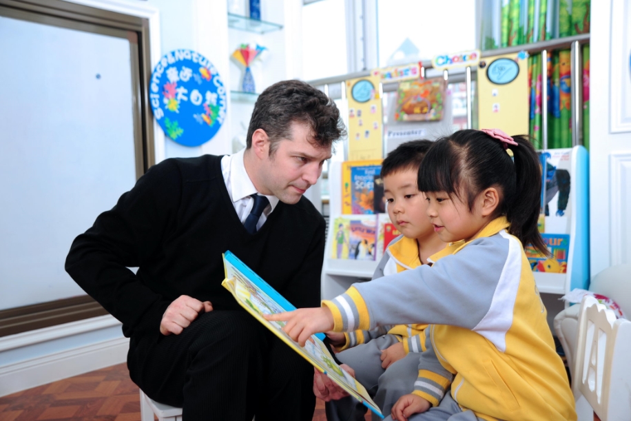 爱迪国际幼儿园的外教老师耐心倾听孩子的想法
