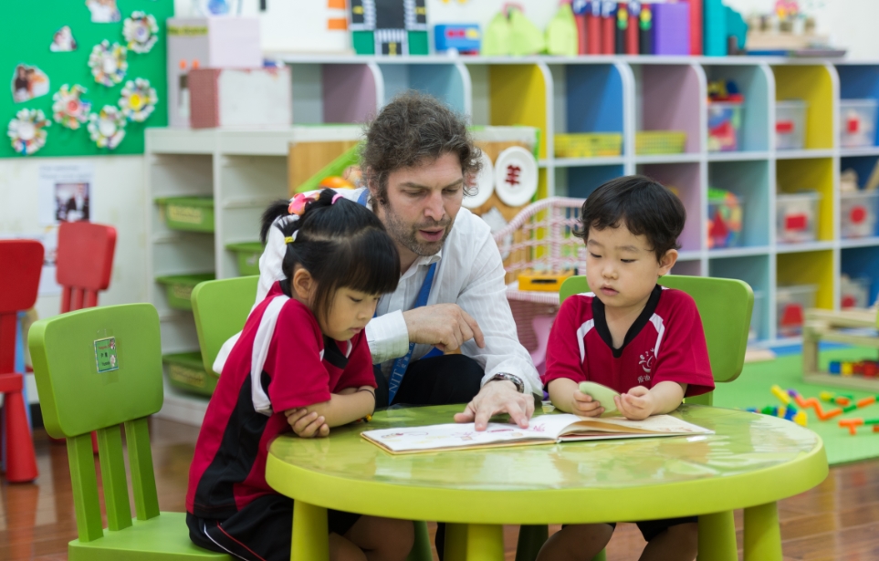 爱迪国际幼儿园老师与孩子互动沟通