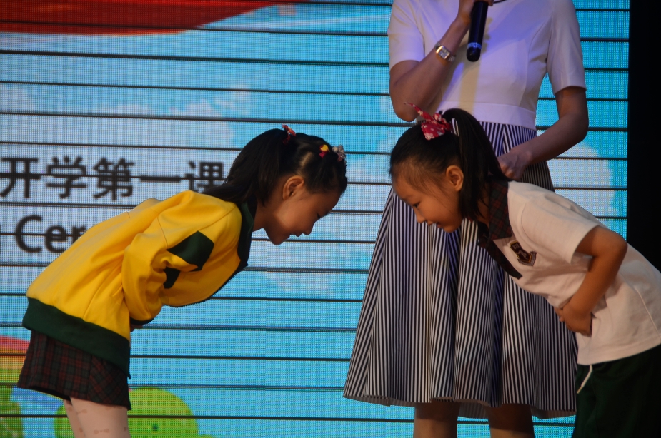 爱迪双语小学开学第一课，鞠躬礼的学习