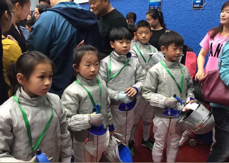 北京爱迪国际学校双语小学部的小剑客们参加全国击剑比赛