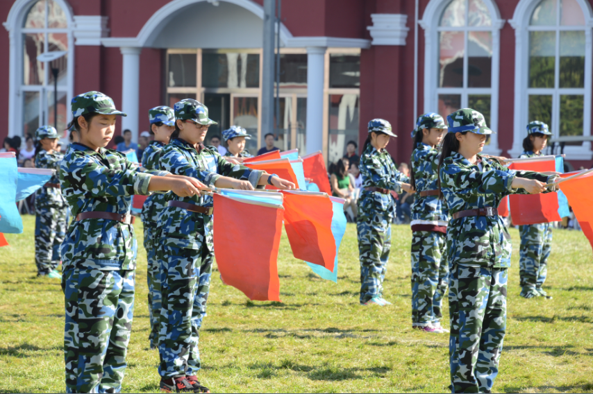 北京爱迪国际学校双语中学部的同学们进行军训汇报表演