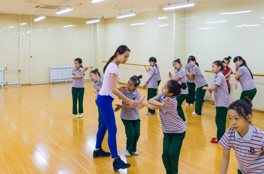 北京爱迪国际学校双语小学部的舞蹈课