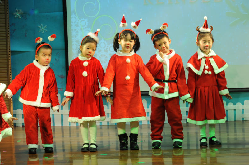 北京爱迪国际学校双语幼儿园小朋友们欢度圣诞节