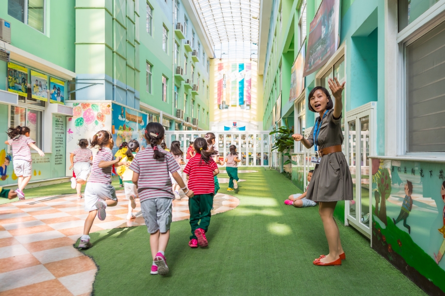 北京爱迪国际学校双语小学的室内活动区域