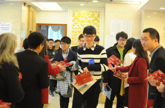 爱迪学子参加完“TEE考试”与老师一一告别