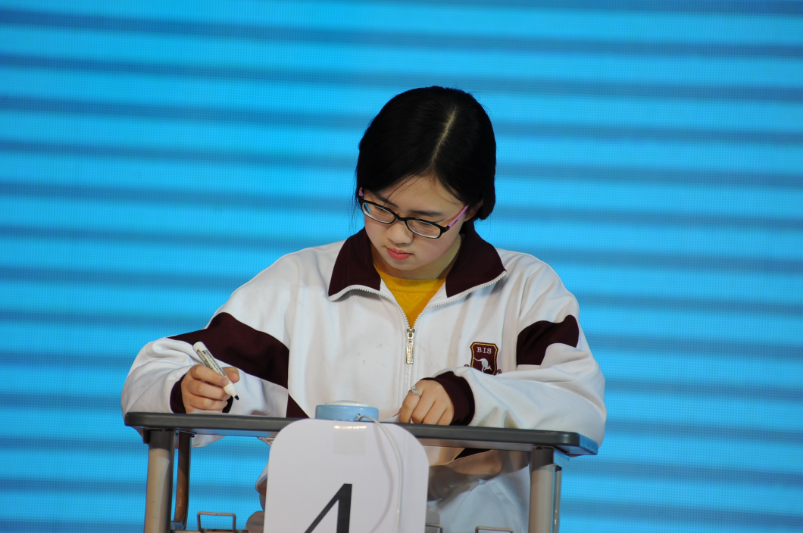 北京爱迪国际学校统一着装，学生上课期间均需穿校服
