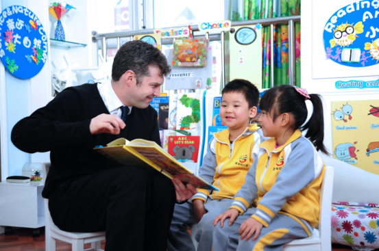 爱迪幼儿园的学生与外教一同看书
