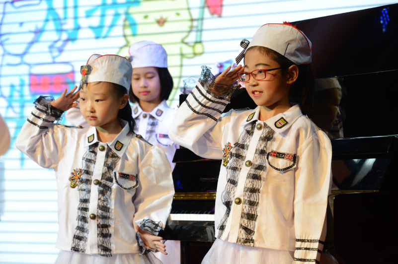 北京爱迪国际学校双语小学部的小小钢琴演奏家们