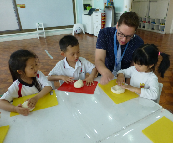 北京爱迪国际学校双语幼儿园外教老师和小朋友们一同做饼干