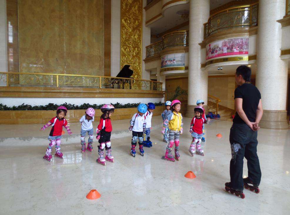 爱迪幼儿园大班的小朋友在上轮滑课