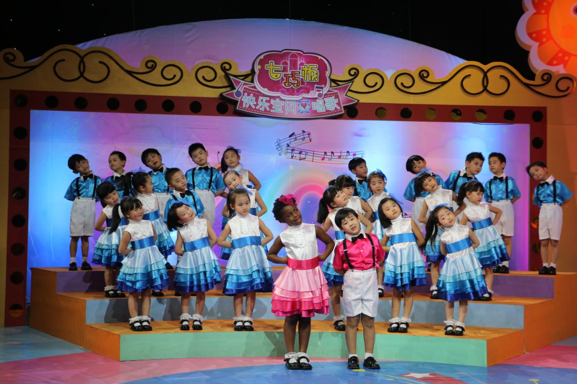 爱迪幼儿园的小朋友参加央视七巧板节目录制