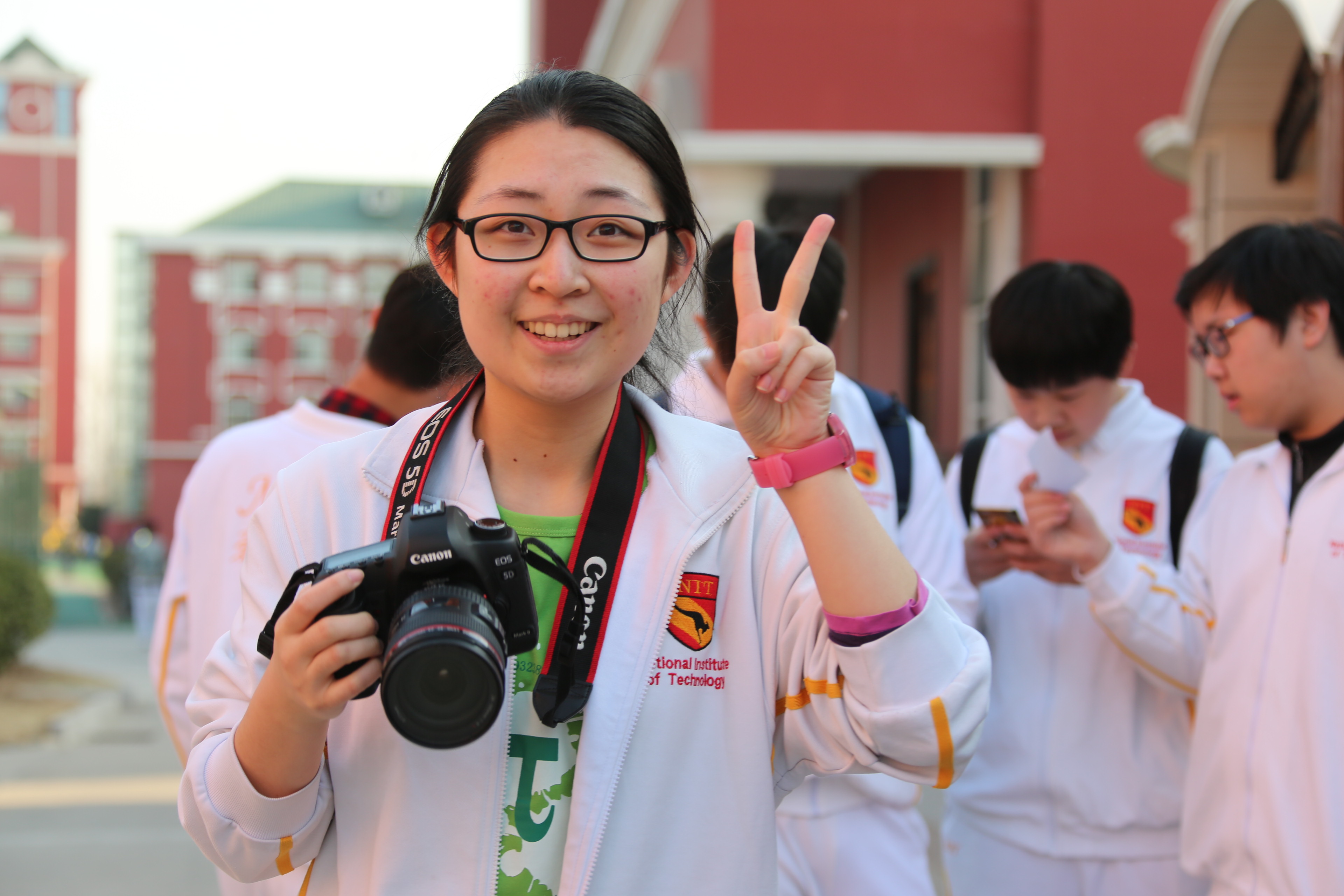 北京爱迪国际学校π Day活动上正在拍摄照片的学生