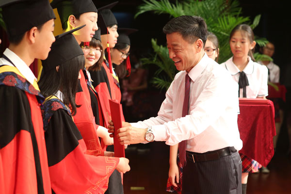 北京王府外国语学校举行初中毕业典礼