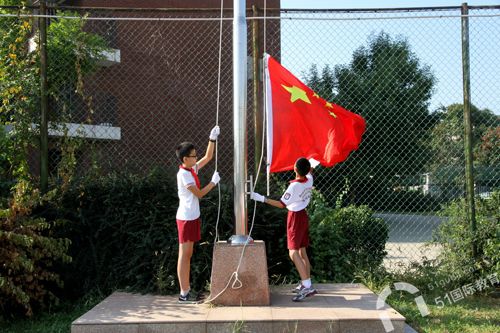 北外附属外国语学校举行小学生升旗仪式