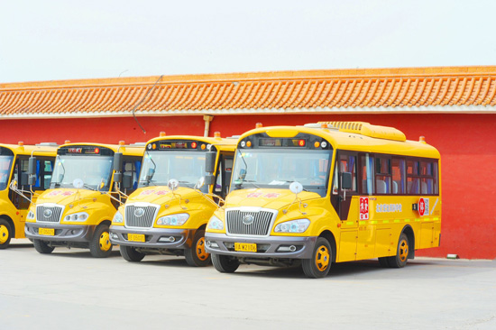 北京爱迪学校是否有校车接送？