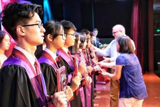 北京爱迪国际学校英国高中毕业典礼