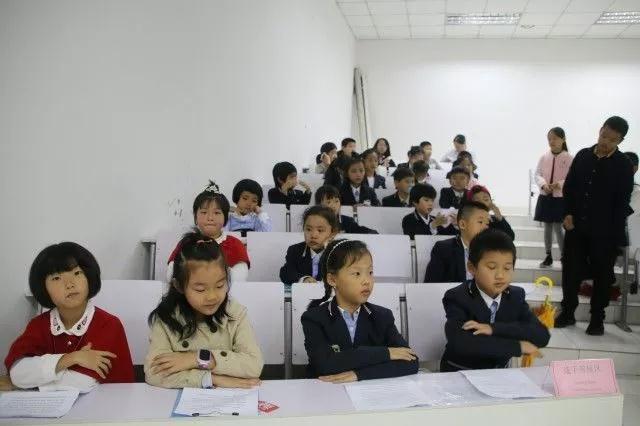 江苏中加枫华国际学校一年学费多少钱？