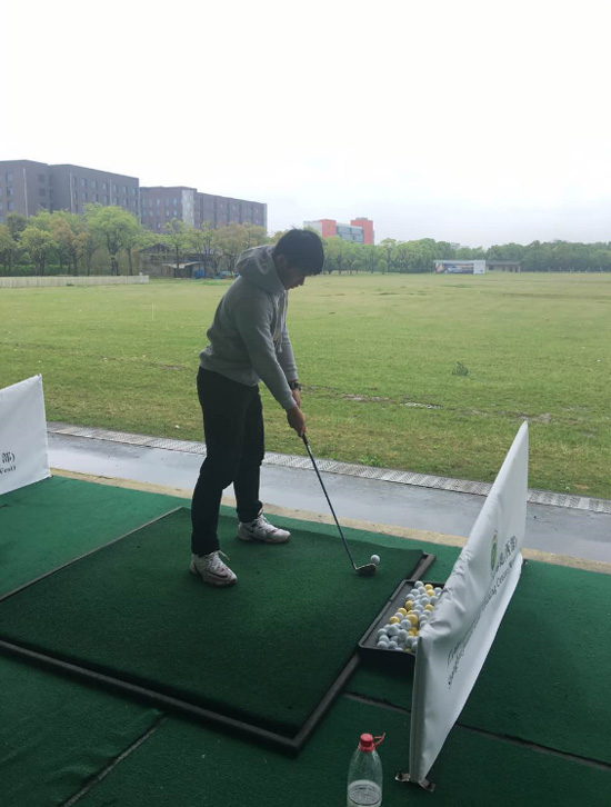 上海交大教育集团澳大利亚国际高中学生正在打高尔夫
