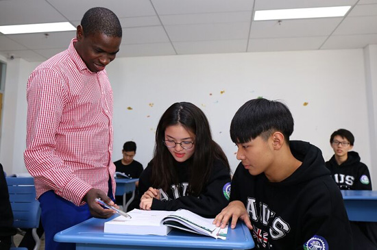 上海交大教育集团澳大利亚国际高中外教在认真的指导学生