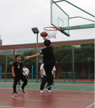 上海交大教育集团澳大利亚国际高中室外篮球场