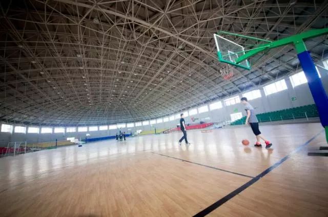 江苏中加枫华国际学校室内篮球场
