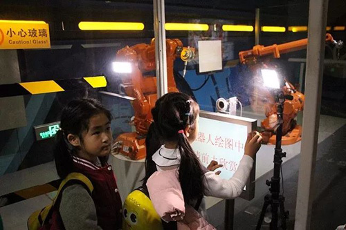 北京王府幼儿园的孩子们参观机器人