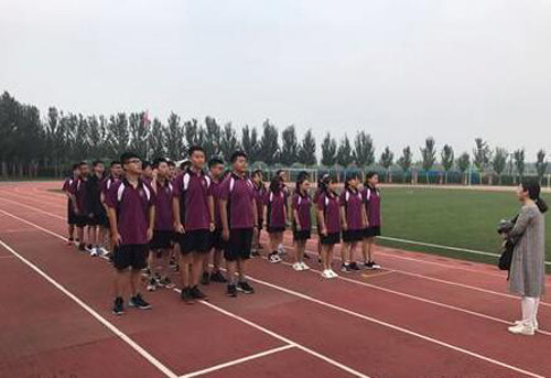 天津黑利伯瑞国际学校的学生在校统一穿校服