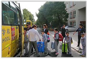 上海金苹果双语学校校车服务