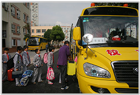 上海金苹果学校校车服务
