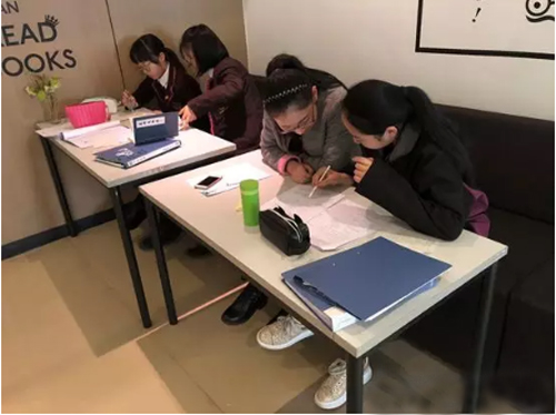 黑利伯瑞国际学校初中部老师课下辅导学生