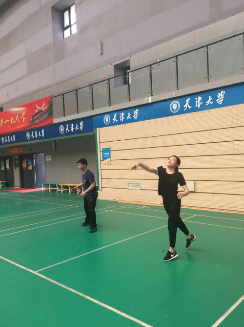 天津大学哈珀国际高中学生在打羽毛球