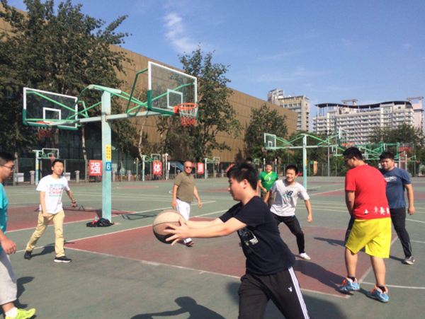 天津大学哈珀国际高中学生在打篮球