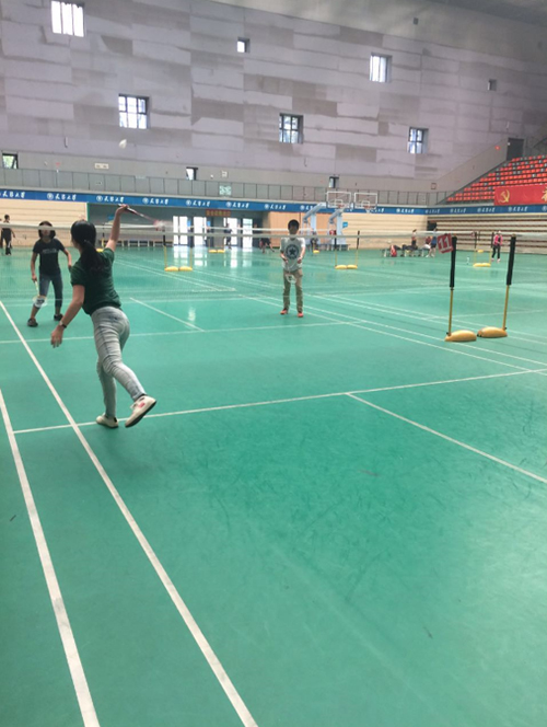 天津大学哈珀国际高中学生在打羽毛球