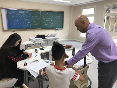 北京明诚外国语学校中西融合的数学课堂