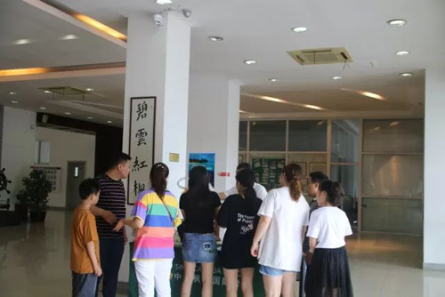 中加枫华国际学校开放日家长签到现场
