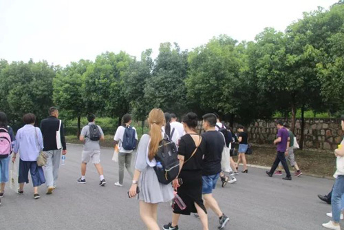 家长和孩子们一同参观中加枫华国际学校校园