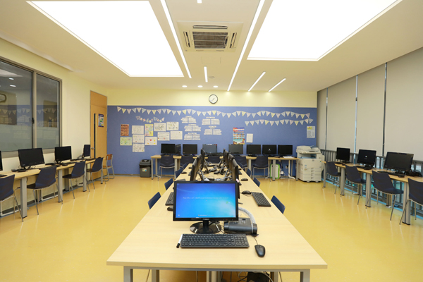 上海教科实验中学计算机房