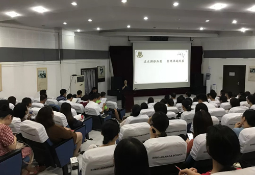 中加枫华国际学校召开全体教职工大会，为新学期做好准备！