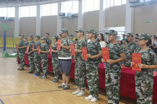 中加枫华国际学校高中部军训结业仪式