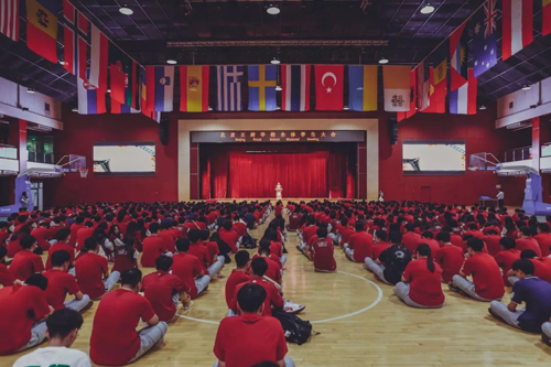 北京王府学校学生认真聆听领导讲话