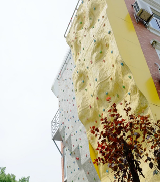 领科教育上海校区攀岩墙