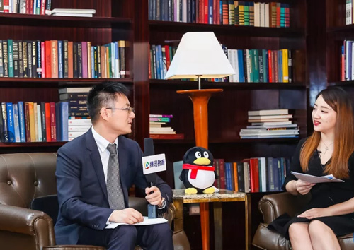 上海金苹果双语学校国际部涂彪校长接受腾讯出国频道记者的采访现场照