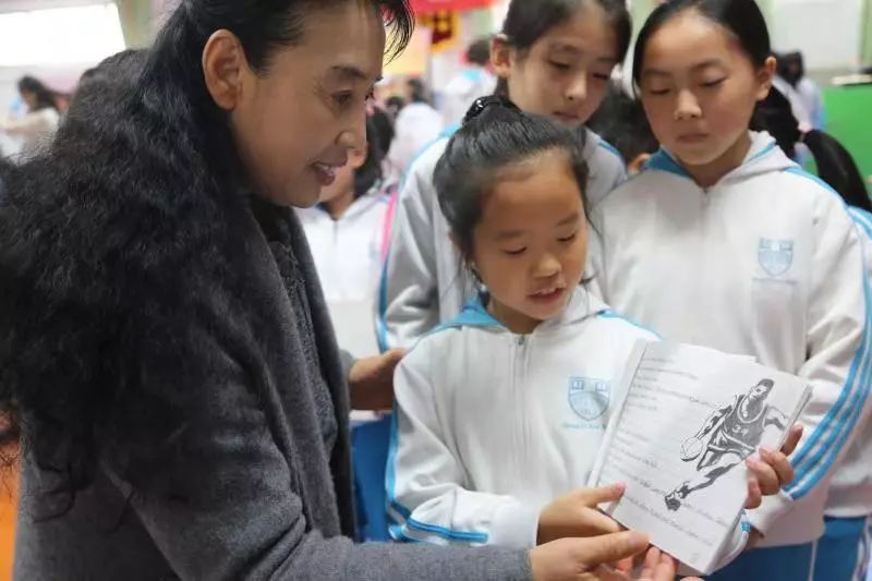 尚丽小学部举办绘本制作与交流活动