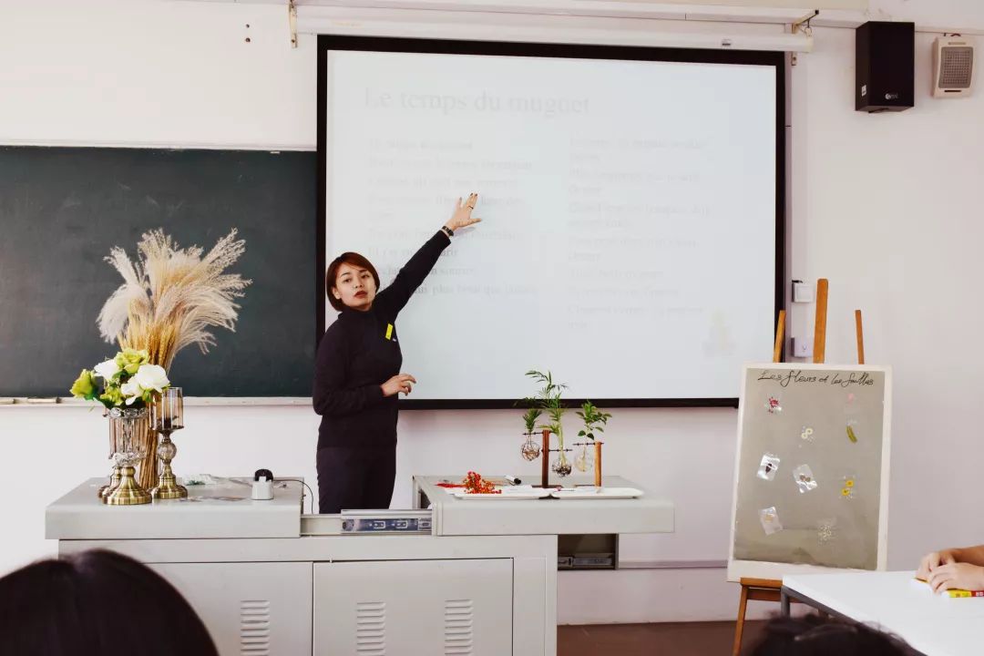 上师大天华学院国际高中法语特色课堂——花卉植物鉴赏课堂