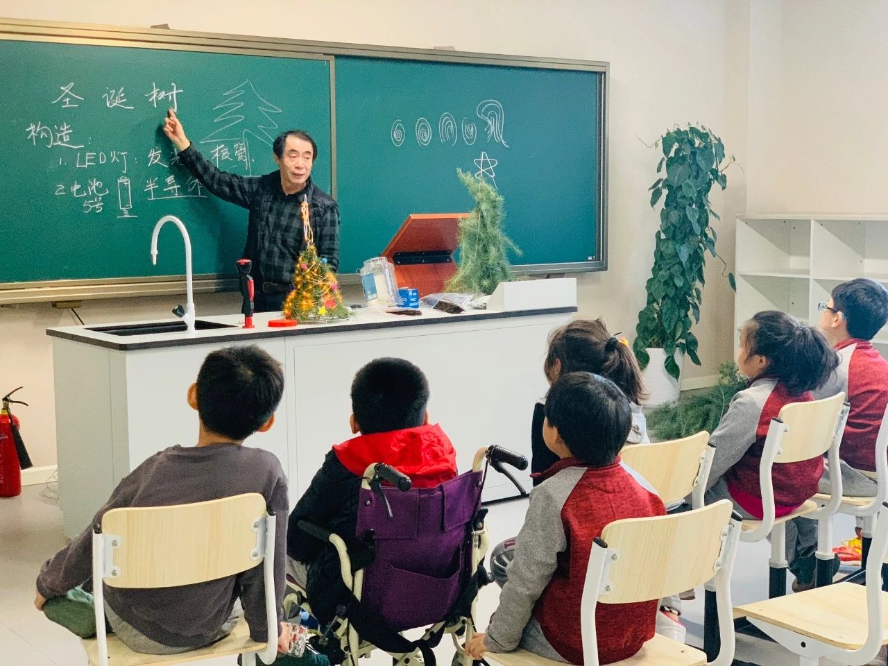 北京明诚外国语学校圣诞主题科学实验课