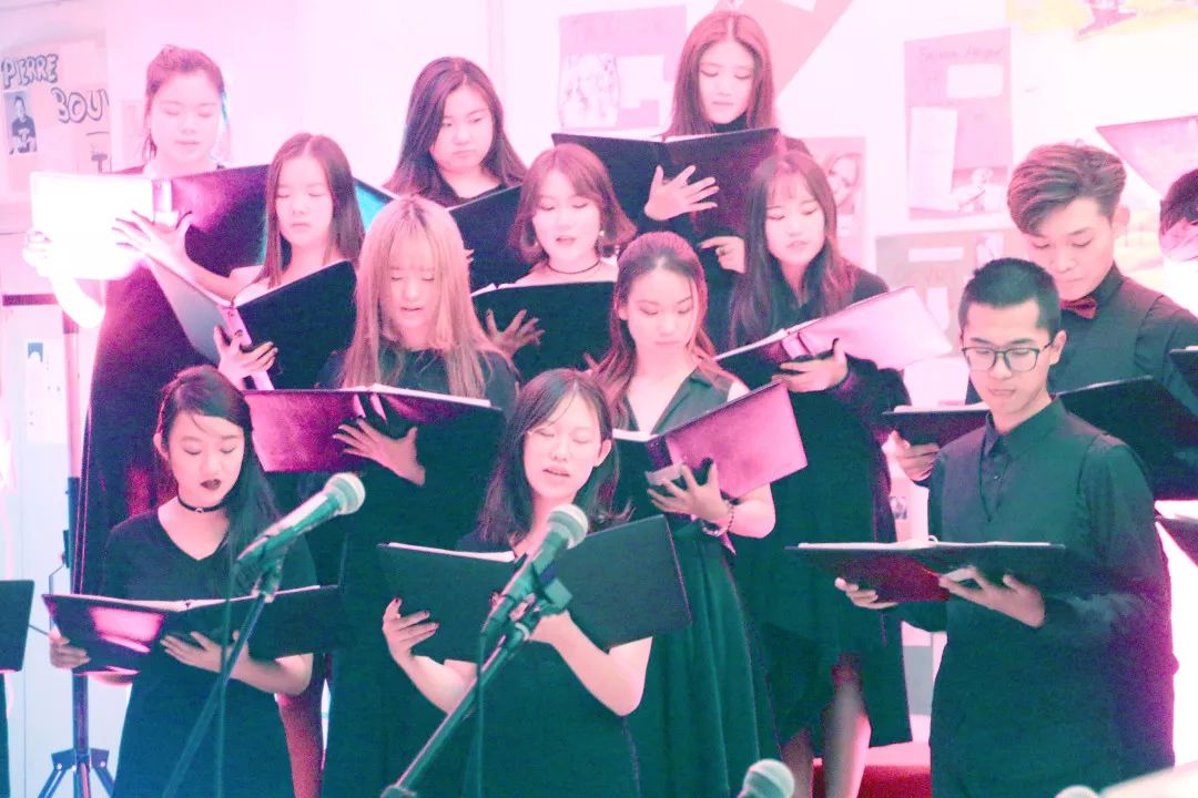 中加枫华国际高中部合唱团