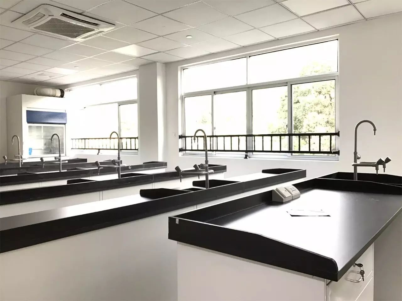化学实验教室