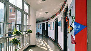 成都冠城实验学校IEC国际教育中心走廊